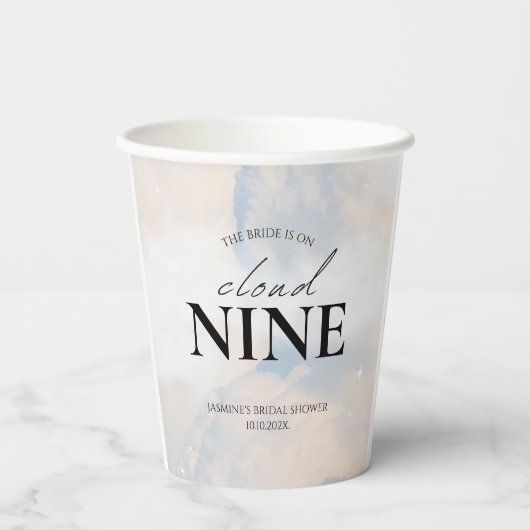 Ze is op wolk 9 Bruidsmeisjesfeest Droomachtige Pa Papieren Bekers (Achterkant)