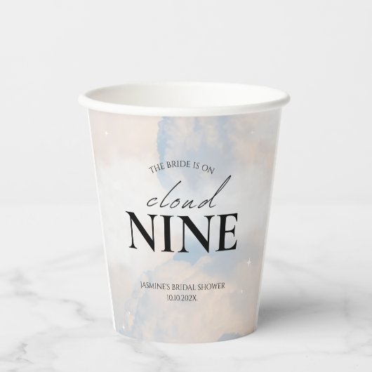 Ze is op wolk 9 Bruidsmeisjesfeest Droomachtige Pa Papieren Bekers (Voorkant)