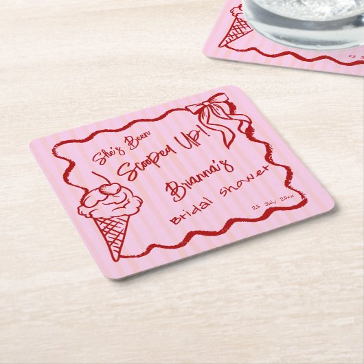 Ze is opgepakt gegolfde rand schets bruids- kartonnen onderzetters (Schuin)