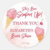Ze is opgepakt roze ijs bruidsborrel ronde sticker (Voorkant)
