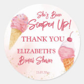 Ze is opgepakt roze ijs bruidsmeisje feestje ronde sticker (Voorkant)