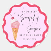 Ze is roze rood gegolfd bruidsdouche opgepakt  ronde sticker (Voorkant)