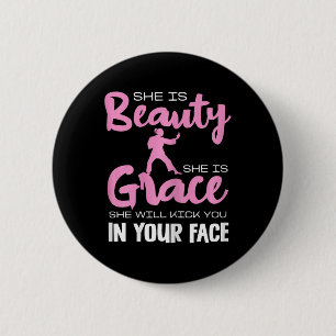 Ze is schoonheid Ze is Grace Karate Grappig Quote Ronde Button 5,7 Cm