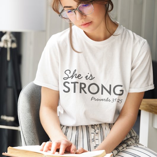 Ze is sterk | Proverbs 31:25 Christelijk geloof Tri-Blend Shirt