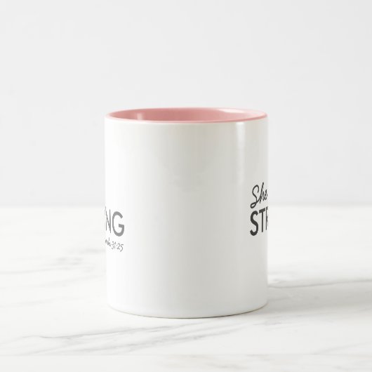 Ze is sterk | Proverbs 31:25 Christelijk geloof Tweekleurige Koffiemok (Center)
