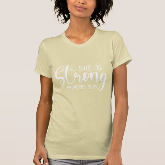 Ze is sterk - Proverbs 31:25 - witte afdruk T-shirt (Voorkant)