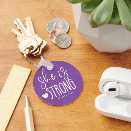 Ze is Sterke Proverbs Sleutelhanger van 31:25 Meta (Bureau)