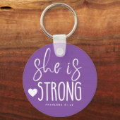 Ze is Sterke Proverbs Sleutelhanger van 31:25 Meta (Voorkant)