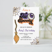 Ze is twee griezelige tweede verjaardag Halloween Kaart (Staand voorkant)