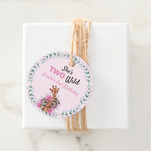 Ze is twee Wilde Safari Giraffe Floral Birthday Bedankjes Labels (In situ)