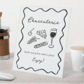 Ze is van de markt Bold & grillige Charcuterie Reclamebord Met Voetstuk (Insitu)