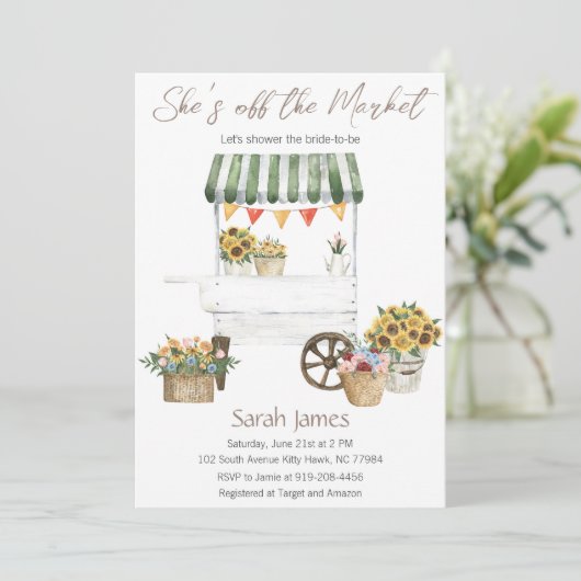 Ze is van de markt Floral Vrijgezellenfeest Invite Kaart (Staand voorkant)