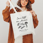 Ze is van de markt gedurfd en grillige hand getrok tote bag<br><div class="desc">De suite "She's Off the Market Bold & Whimsical Hand Drawn" is een speels en modern collectie met een kenmerkende handgetekende esthetiek. Met gedurfde, zwart-witte afbeeldingen van kaas, bloemen en druiven straalt dit collectie charme en humor uit, terwijl het een sfeer van sophisticatie behoudt. De geschulpte rand lijsten de details...</div>