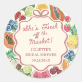 Ze is vers van de markt Fruit Bruidsdouche Ronde Sticker (Voorkant)