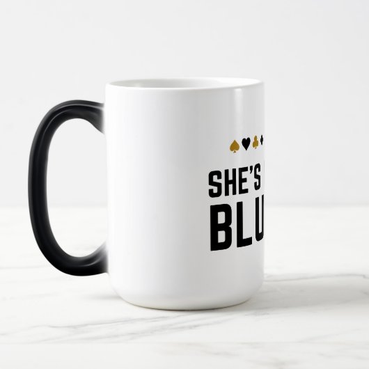 Ze is waarschijnlijk bluffen - Grappig Poker Pun D Magische Mok (Links)