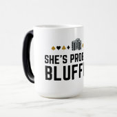 Ze is waarschijnlijk bluffen - Grappig Poker Pun D Magische Mok (Voorkant links)