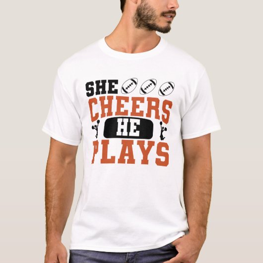 Ze juicht dat hij grappige cheerleading speelt t-shirt (Voorkant)
