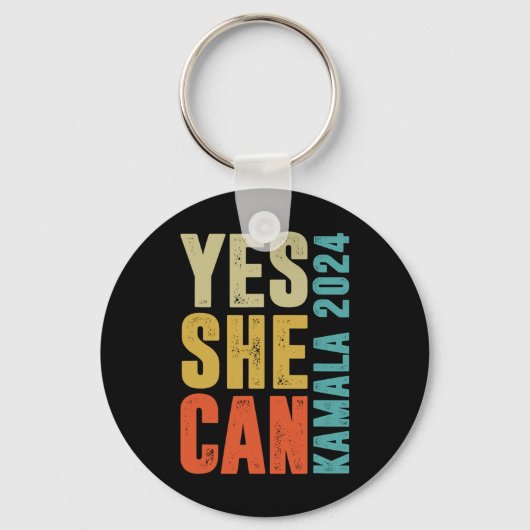 Ze kan kamala 2024 retro kleuren sleutelhanger (Voorkant)