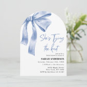 Ze Knoopt de Knoop  blauwe strik Bruidsmeisjesfees Kaart (Staand voorkant)