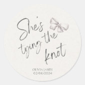 Ze knoopt de knoop bruidsdouche ronde sticker (Voorkant)