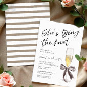 Ze knoopt de knoop door | Black Bow-Vrijgezellenfe Kaart