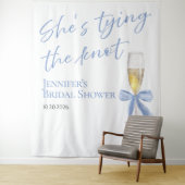 Ze knoopt de knoop door | Vrijgezellenfeest achter Wandkleed (In situ)