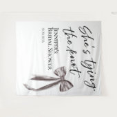 Ze knoopt de knoop door | Vrijgezellenfeest achter Wandkleed (Voorkant (horizontaal))