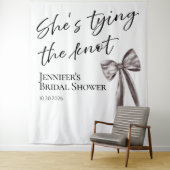 Ze knoopt de knoop door | Vrijgezellenfeest achter Wandkleed (In situ)