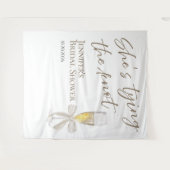 Ze knoopt de knoop door | Vrijgezellenfeest achter Wandkleed (Voorkant (horizontaal))