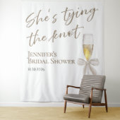 Ze knoopt de knoop door | Vrijgezellenfeest achter Wandkleed (In situ)