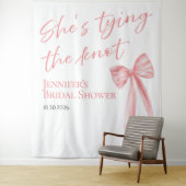 Ze knoopt de knoop door | Vrijgezellenfeest achter Wandkleed (In situ)