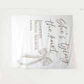 Ze knoopt de knoop door | Vrijgezellenfeest achter Wandkleed (Voorkant (horizontaal))