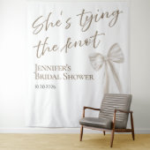 Ze knoopt de knoop door | Vrijgezellenfeest achter Wandkleed (In situ)