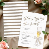 Ze knoopt de knoop door | White Bow-Vrijgezellenfe Kaart