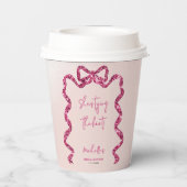 Ze knoopt de knoop glinsterende roze strik bruidsf papieren bekers (Achterkant)