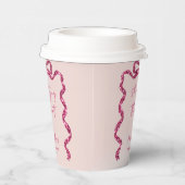 Ze knoopt de knoop glinsterende roze strik bruidsf papieren bekers (Rechts)