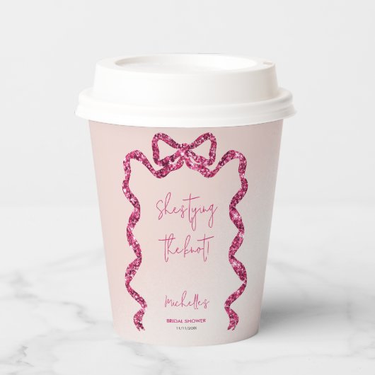 Ze knoopt de knoop glinsterende roze strik bruidsf papieren bekers (Voorkant)