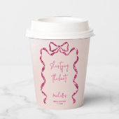 Ze knoopt de knoop glinsterende roze strik bruidsm papieren bekers (Achterkant)