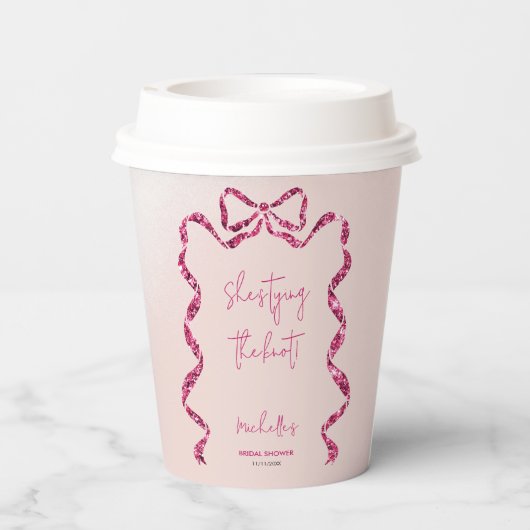 Ze knoopt de knoop glinsterende roze strik bruidsm papieren bekers (Achterkant)