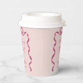 Ze knoopt de knoop glinsterende roze strik bruidsm papieren bekers (Rechts)