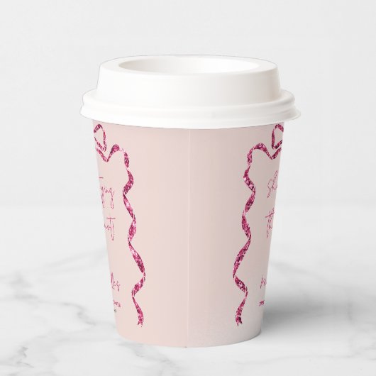 Ze knoopt de knoop glinsterende roze strik bruidsm papieren bekers (Rechts)