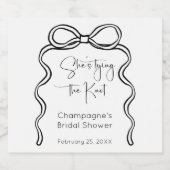 Ze Knoopt De Knoop Modern Script Bruidsfeest Sparkling Wijnetiket (Enkel label)