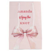 Ze knoopt de knoop Roze Bruidsdouche Medium Cadeauzakje (Achterkant)