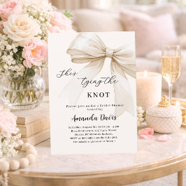 Ze knoopt de knoop van beige Vrijgezellenfeest Kaart