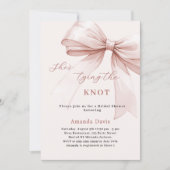 Ze knoopt de knoopboog roze Vrijgezellenfeest Kaart (Voorkant)