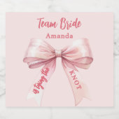 Ze knoopt de roze knoop voor Team Bride Sparkling Wijnetiket (Enkel label)