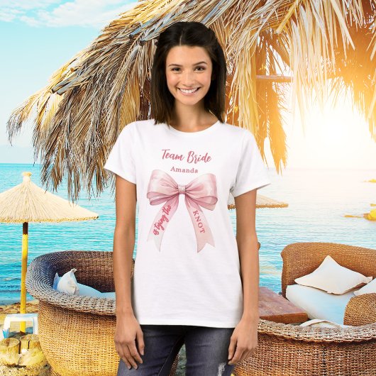 Ze knoopt de roze knoop voor Team Bride T-shirt