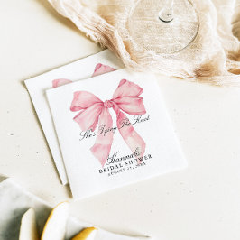 Ze knoopt de roze knoopservetten servet