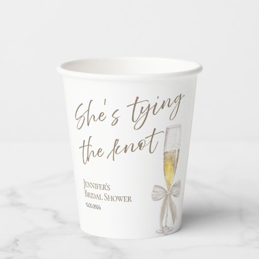 Ze Krijgt De Knoop Door | Witte Strik Bruidsfeest Papieren Bekers (Achterkant)