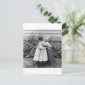 Ze krijgt de penny, hij krijgt de kus briefkaart (Staand voorkant)